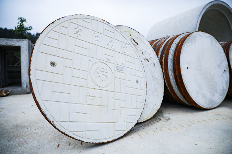 現(xiàn)代的(de)排水(shuǐ)系統離(lí)不(bù)開(kāi)井蓋，下(xià)水(shuǐ)道(dào)井蓋是(shì)地(dì)下(xià)與地(dì)面的(de)一(yī)道(dào)屏障